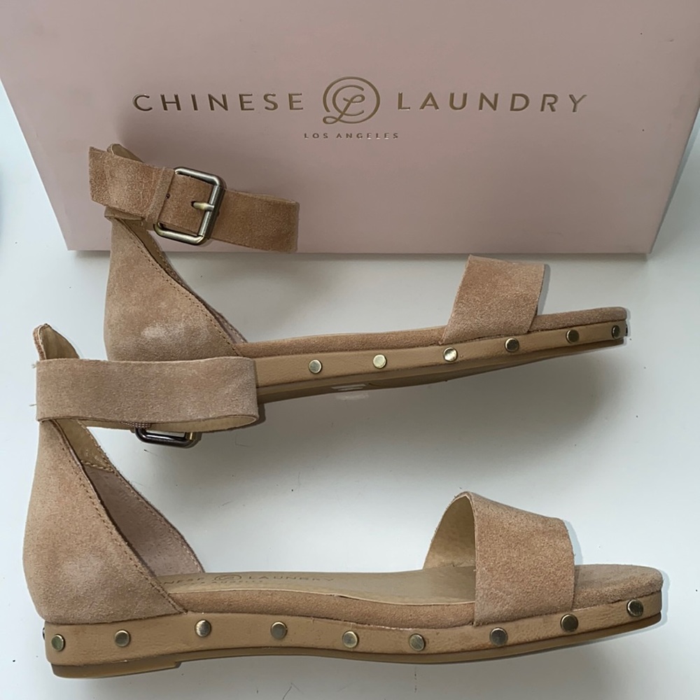 AUTH NIB CHINESE LAUNDRY GRADY FLAT STUDDED SANDAL